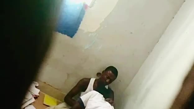 Dos estudiantes se echan un polvo rápido durante el recreo en el colegio