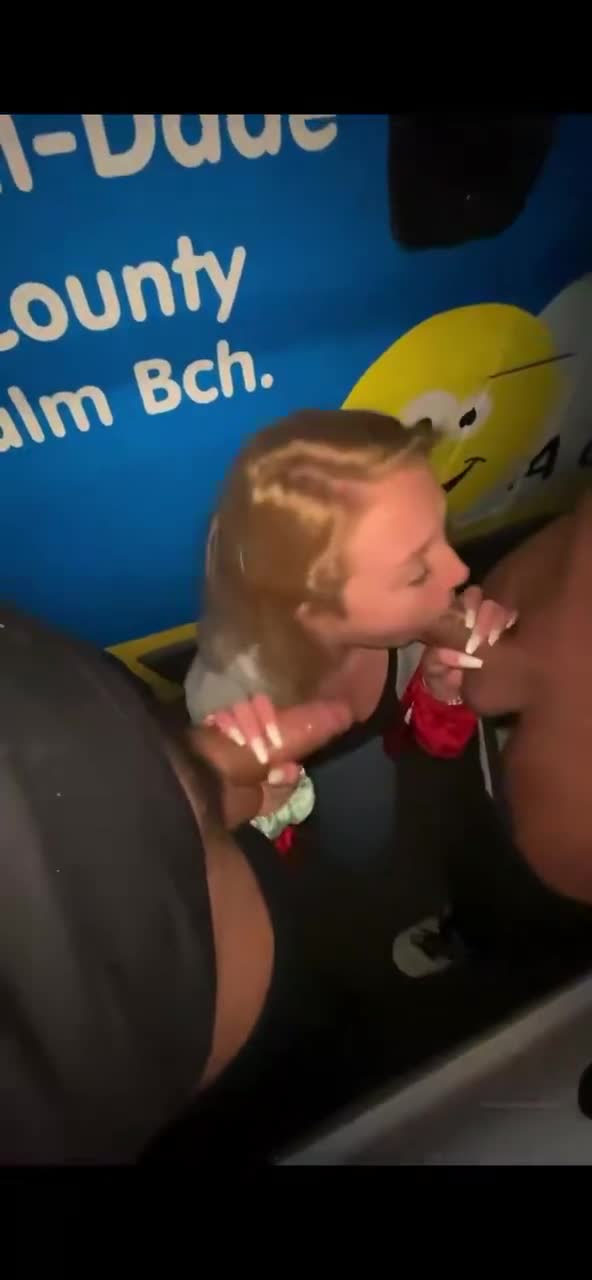 Esta preciosa mujer sumisa tiene un trío en público tras una fiesta de intercambio de parejas.