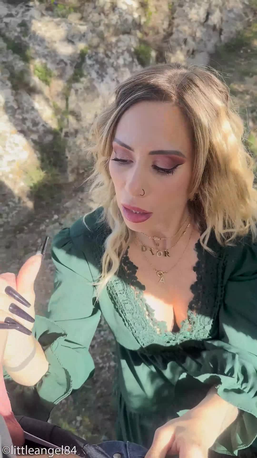 LittleAngel se acuesta con un desconocido en plena excursión