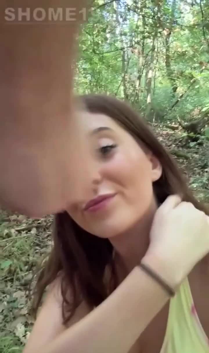 Lea Chipie - Vídeo sexual: un suscriptor se la folla en el bosque (POV)