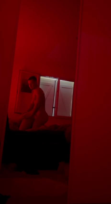 A Switchnsfw le dan por el culo con los leds rojos