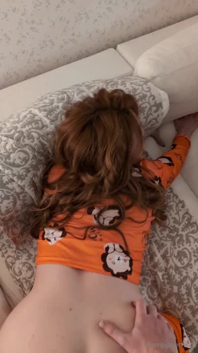 Pomponette se acuesta con su hijastro mientras busca el mando a distancia