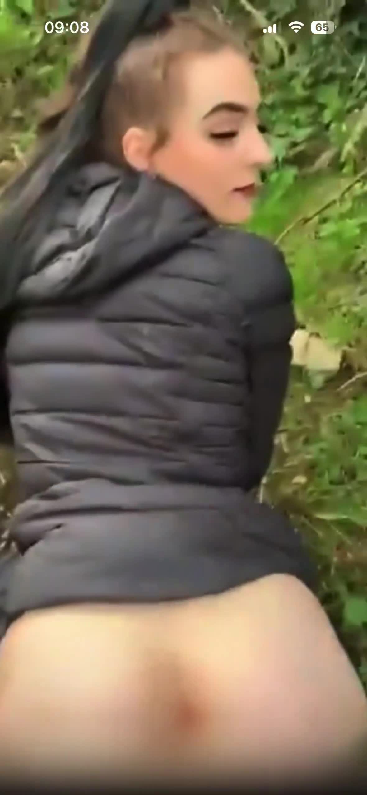 Esta preciosa sumisa es follada a fondo en un bosque de Mánchester