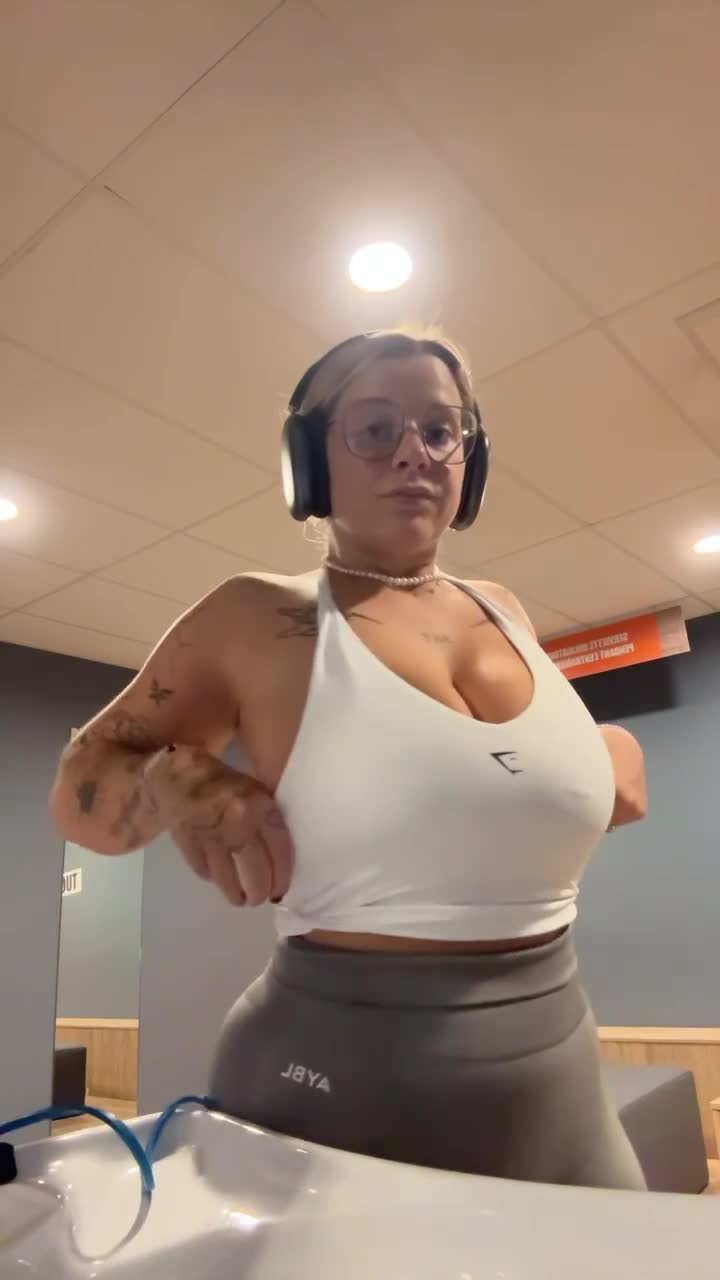 Switchnsfw se enseña las tetas en el gimnasio