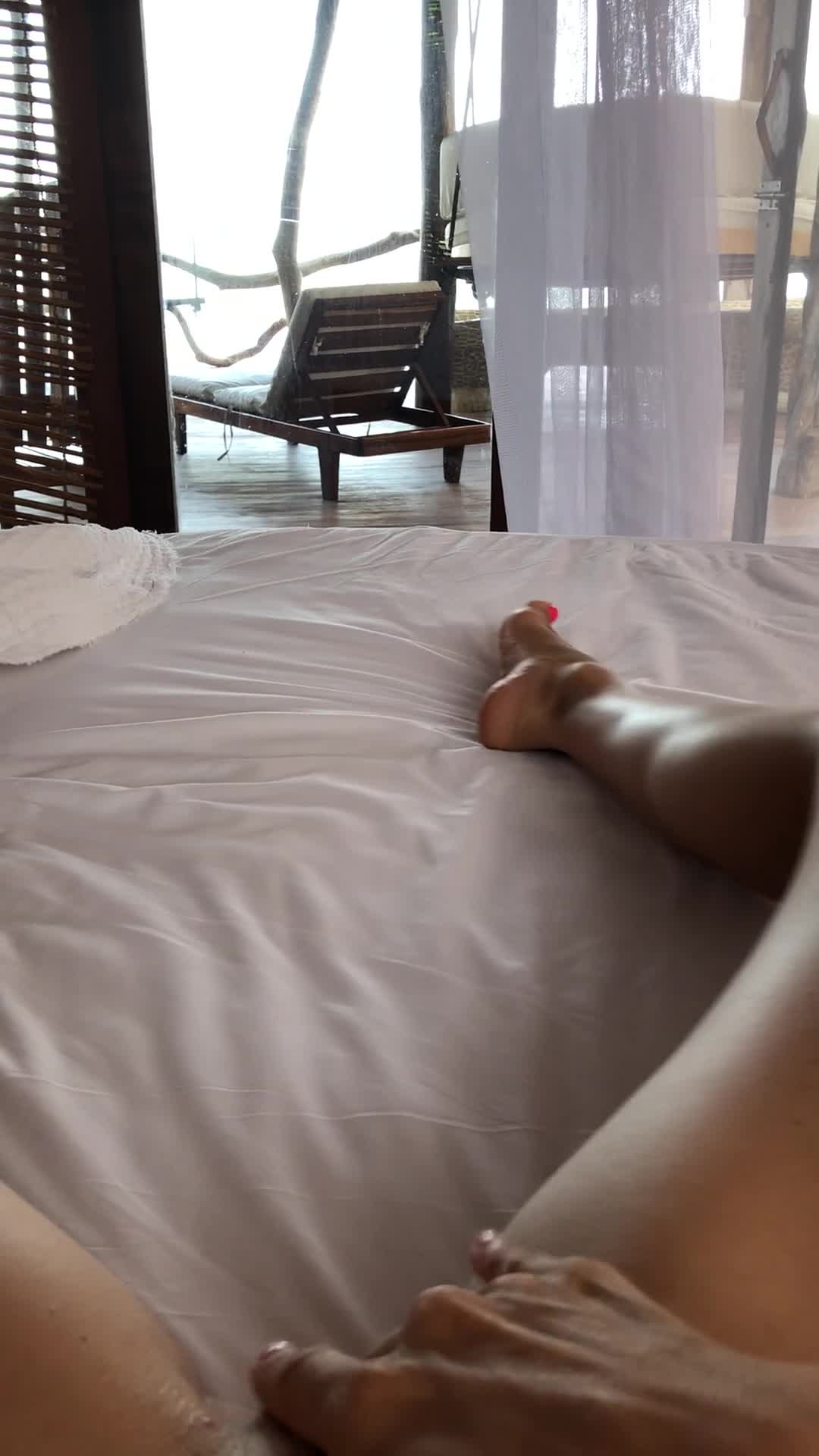 Alexis Fawx te muestra cómo se toca el coño húmedo