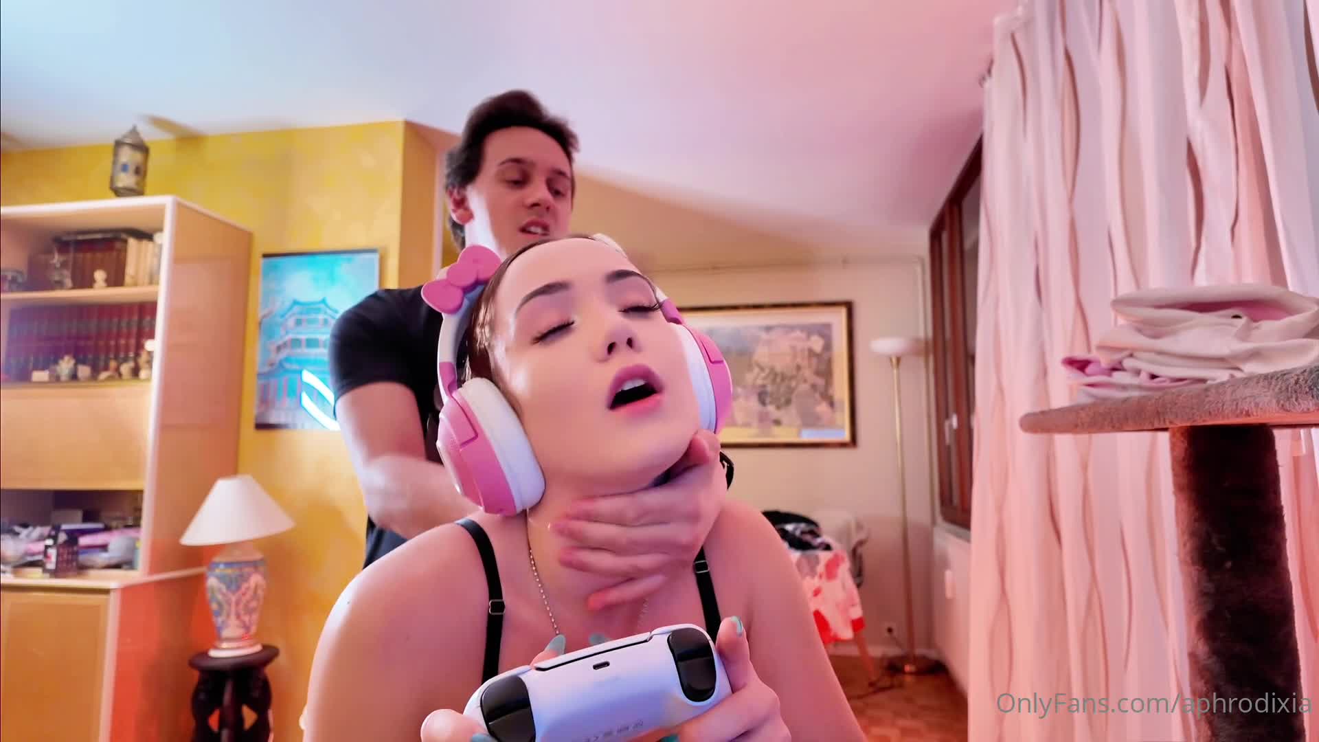 Aphrodixia - Estoy excitando a mi novio mientras juego a los videojuegos
