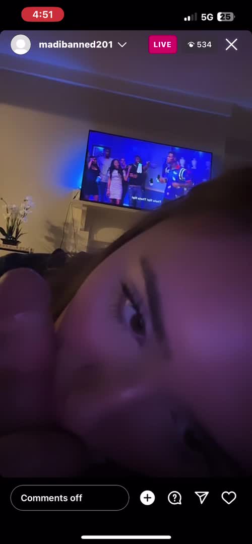 Madibanned le hace una mamada en directo en Instagram