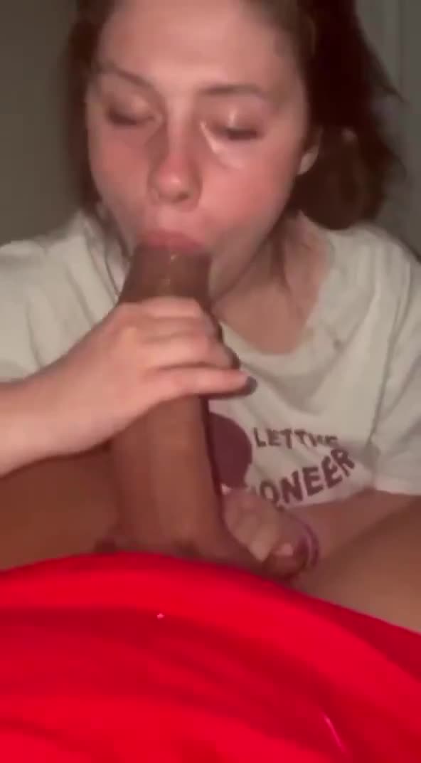 Una polla negra le folla la boca