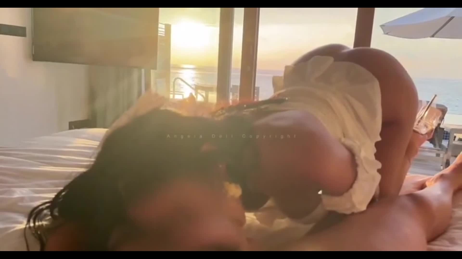 Angela Doll - Viaje a las Maldivas: vídeo íntimo